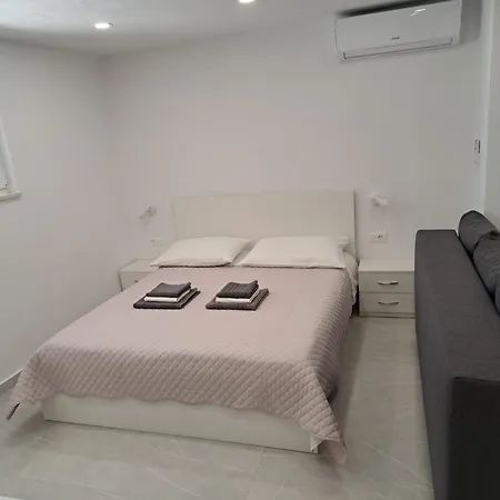 Apartman By The Sea - 20923 Makarska
