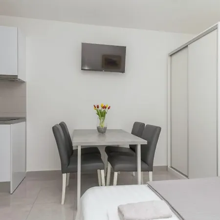 Apartman By The Sea - 20923 Makarska
