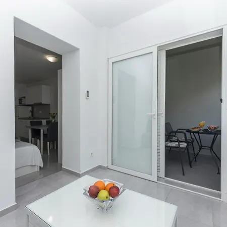 Apartman By The Sea - 20923 Makarska